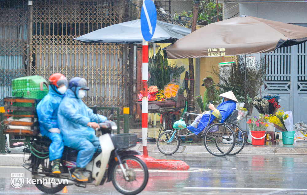  Hà Nội rét kỷ lục 8 độ C: Người dân cực khổ mưu sinh dưới mưa rét tê tái, hồ Gươm vắng bóng người qua lại - Ảnh 6.