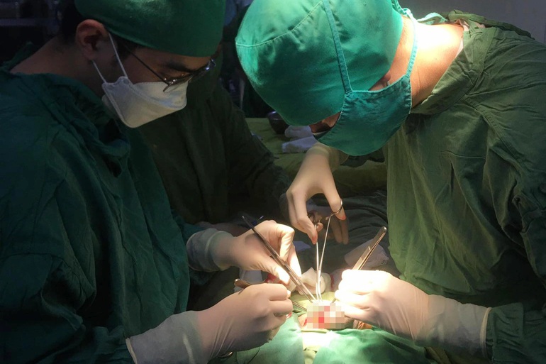 Đang ngồi chơi TikTok, người đàn ông bị con nhảy lên, dẫm gãy luôn cậu nhỏ - Ảnh 1. Đang ngồi chơi TikTok, người đàn ông bị con nhảy lên, dẫm gãy luôn cậu nhỏ - Ảnh 1.