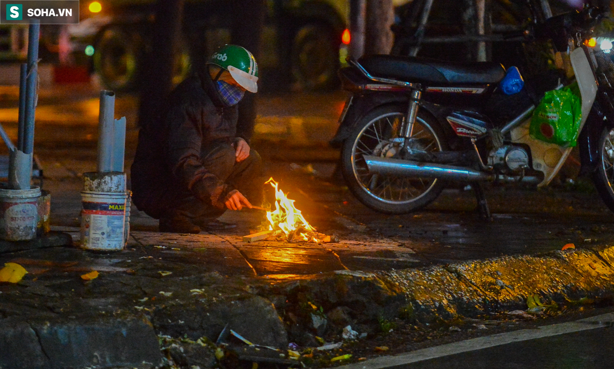 Người lao động co ro mưu sinh trong đêm giữa cái lạnh thấu xương của thủ đô Hà Nội - Ảnh 5.