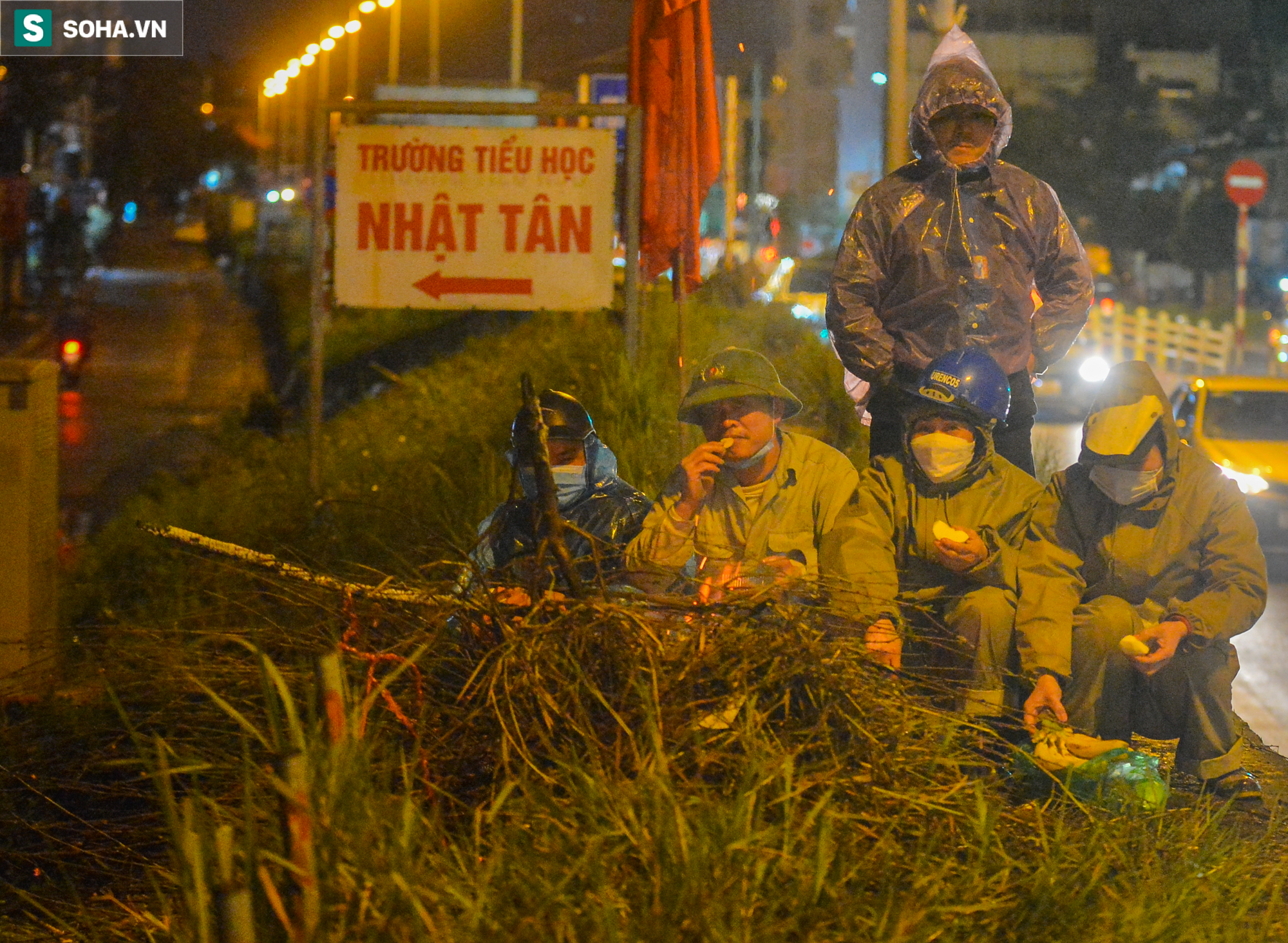 Người lao động co ro mưu sinh trong đêm giữa cái lạnh thấu xương của thủ đô Hà Nội - Ảnh 8.