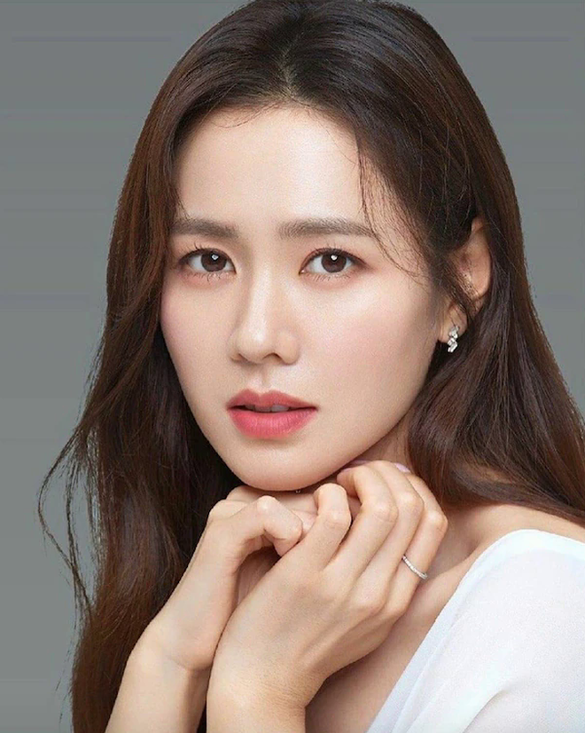 Đối lập phận đời Son Ye Jin và Ảnh hậu Kim Min Hee: Cùng tuổi mà người cưới tài tử đắt giá, kẻ hóa tiểu tam bị ghét nhất lịch sử - Ảnh 1.