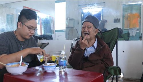 Xót xa nhìn Mạc Can đi làm: Ăn uống khó khăn, đi có người cõng, nhổ răng vì vai diễn - Ảnh 6. Xót xa nhìn Mạc Can đi làm: Ăn uống khó khăn, đi có người cõng, nhổ răng vì vai diễn - Ảnh 6.