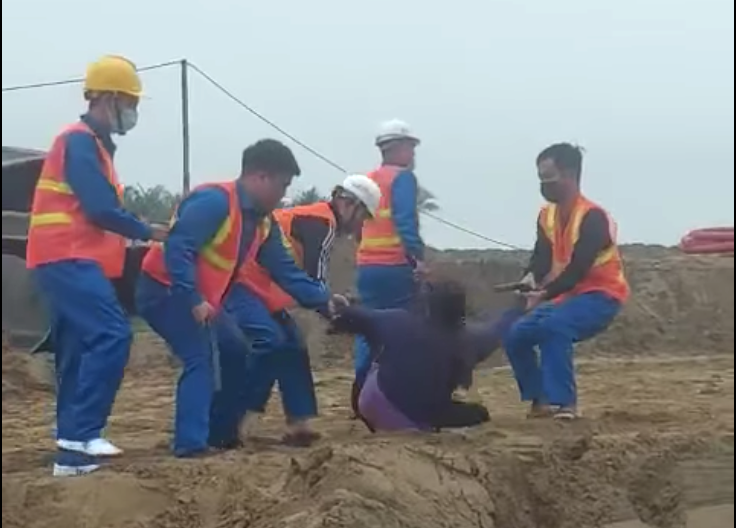 Nhóm phụ nữ mặc áo ngực bị công nhân kéo lê: Đã từng xô xát khiến 1 công nhân bị thương - Ảnh 2. Nhóm phụ nữ mặc áo ngực bị công nhân kéo lê: Đã từng xô xát khiến 1 công nhân bị thương - Ảnh 2.