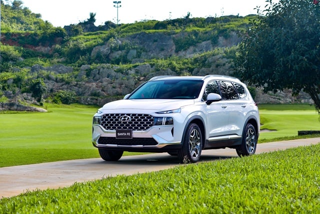  Hyundai SantaFe khan hàng, chênh 80 triệu đồng tại đại lý  - Ảnh 1.