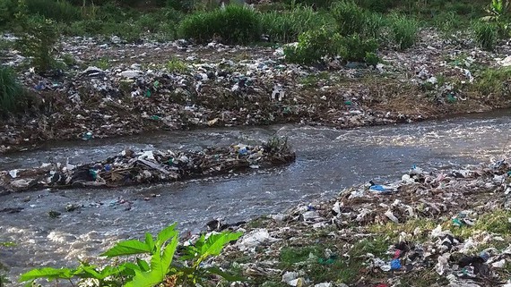 Sông ô nhiễm dược phẩm - Ảnh 1.