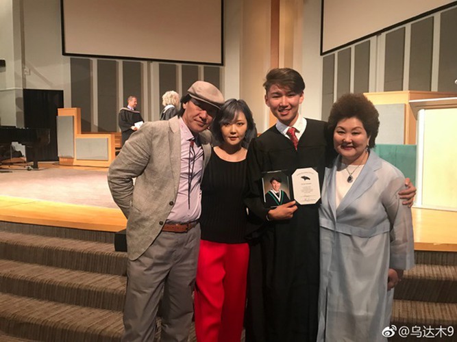 Cuộc sống đổi thay của cậu b&eacute; M&ocirc;ng Cổ h&aacute;t &ldquo;Gặp mẹ trong mơ&rdquo; sau 11 năm - Ảnh 4.