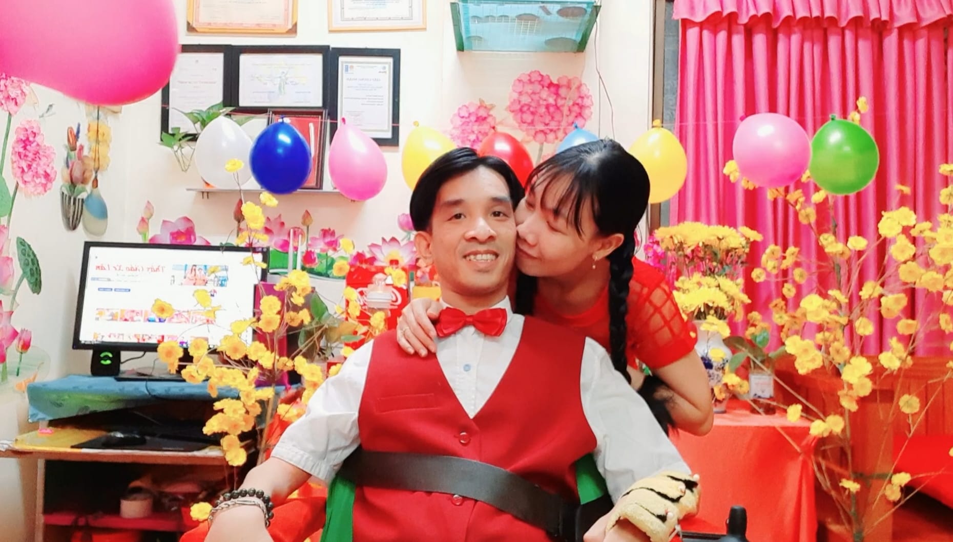 Cô gái lành lặn gật đầu làm vợ thầy giáo xe lăn: Tôi chỉ sợ cô ấy bị cười chê - Ảnh 4. Cô gái lành lặn gật đầu làm vợ thầy giáo xe lăn: Tôi chỉ sợ cô ấy bị cười chê - Ảnh 4.
