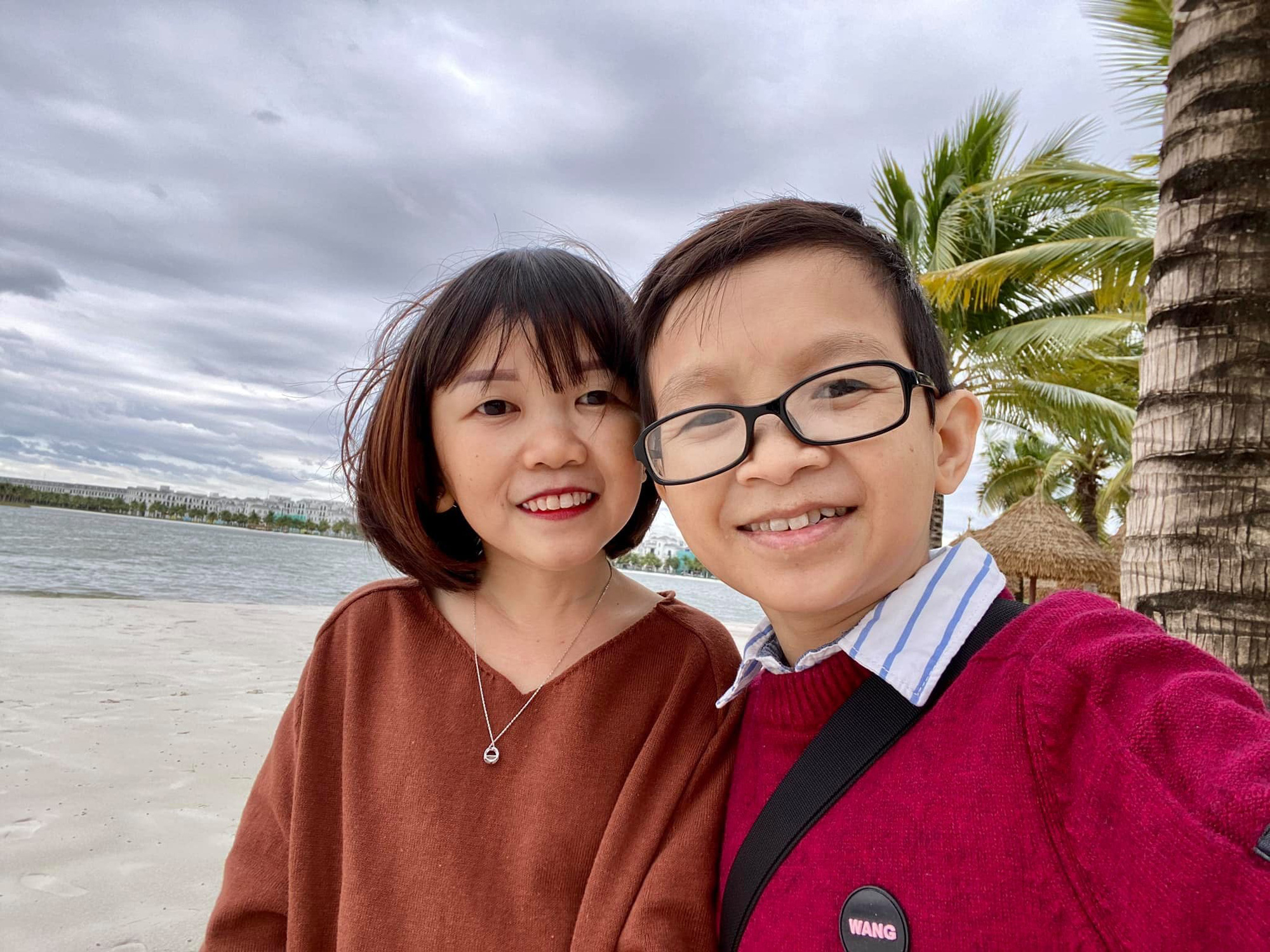 Cặp vợ chồng tí hon cao 1m20 chia sẻ về câu chuyện có thể sinh con được không? - Ảnh 1.