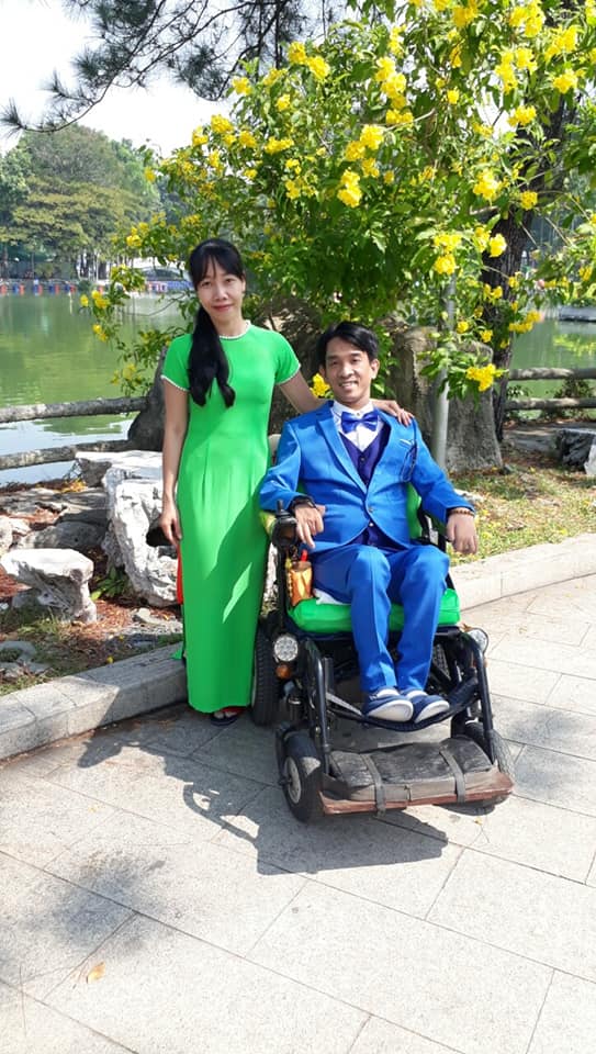 Cô gái lành lặn gật đầu làm vợ thầy giáo xe lăn: Tôi chỉ sợ cô ấy bị cười chê - Ảnh 2. Cô gái lành lặn gật đầu làm vợ thầy giáo xe lăn: Tôi chỉ sợ cô ấy bị cười chê - Ảnh 2.