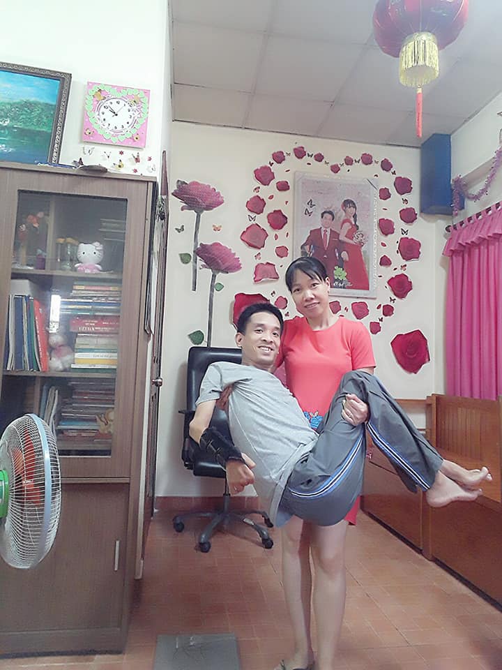 Cô gái lành lặn gật đầu làm vợ thầy giáo xe lăn: Tôi chỉ sợ cô ấy bị cười chê - Ảnh 3. Cô gái lành lặn gật đầu làm vợ thầy giáo xe lăn: Tôi chỉ sợ cô ấy bị cười chê - Ảnh 3.