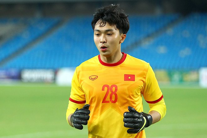 NHM ráo riết truy lùng thông tin thủ môn U23 Việt Nam sau chiến thắng nghẹt thở - Ảnh 2.