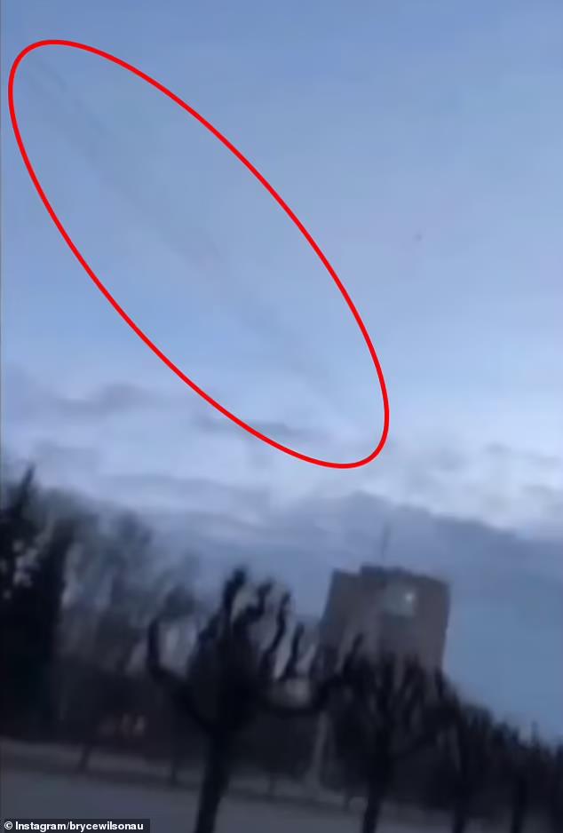Phóng viên Úc đang livestream chiến sự tại Ukraine thì phát hiện tên lửa ngay trên đầu - Ảnh 3.