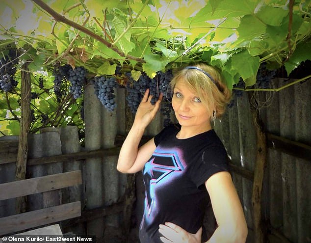 Người phụ nữ biểu tượng về sự tàn phá ở Ukraine: Hình ảnh before - after gây khắc khoải - Ảnh 6. Người phụ nữ biểu tượng về sự tàn phá ở Ukraine: Hình ảnh before - after gây khắc khoải - Ảnh 6.