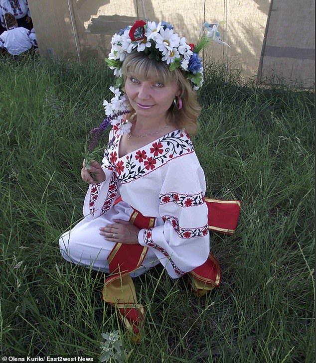 Người phụ nữ biểu tượng về sự tàn phá ở Ukraine: Hình ảnh before - after gây khắc khoải - Ảnh 8. Người phụ nữ biểu tượng về sự tàn phá ở Ukraine: Hình ảnh before - after gây khắc khoải - Ảnh 8.