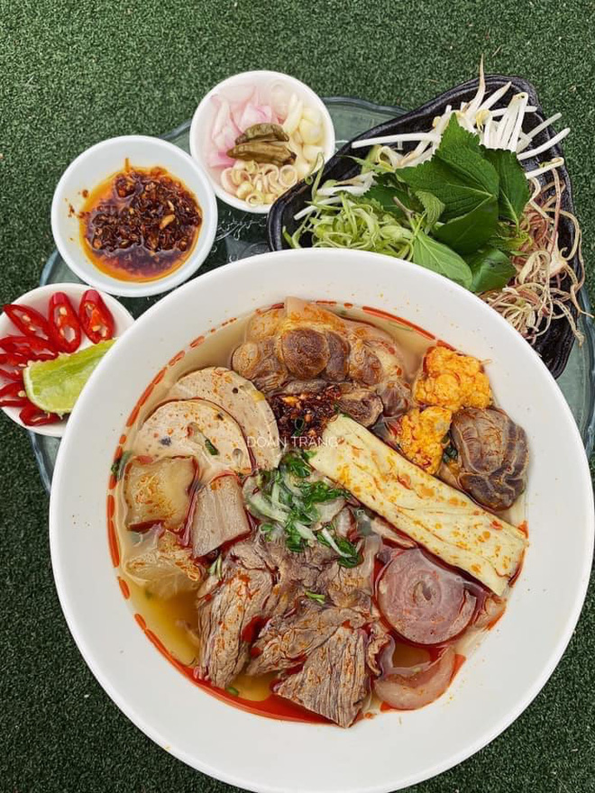  Tô bún bò đang gây tranh cãi nhất MXH: Người chê không đúng điệu, kẻ lại bảo mỗi nơi mỗi đặc trưng riêng? - Ảnh 5.