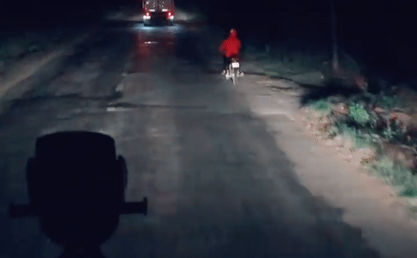 Tài xế xe tải "dìu" xe máy không đèn suốt 10km: Hành động theo cảm xúc vì nhớ đến mẹ