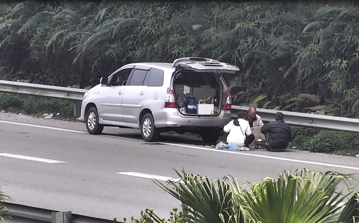 Tài xế dừng xe ngồi ăn lẩu trên cao tốc Nội Bài - Lào Cai bị phạt 11 triệu - Ảnh 1.