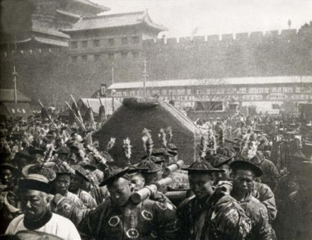 Hình ảnh hiếm trong tang lễ Từ Hi Thái hậu: 128 người khiêng quan tài, cả kinh thành đưa tang, xa hoa đến quá sức tưởng tượng - Ảnh 10.