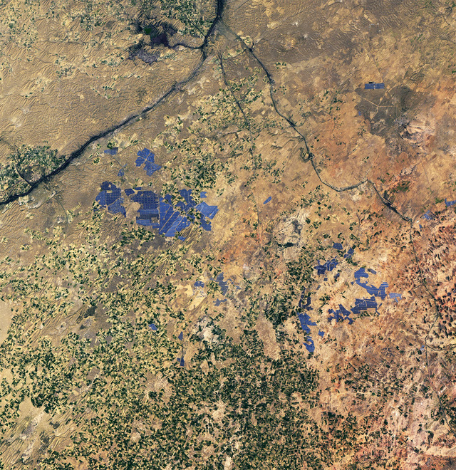 Từ độ cao 705km, vệ tinh chụp hình ảnh hàng triệu tấm pin năng lượng mặt trời phủ một góc sa mạc - Ảnh 3.