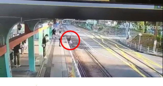 Clip: Đánh bạc thua cháy túi, gã đàn ông lang thang ra ga tàu đẩy người lạ xuống đường ray - Ảnh 2.