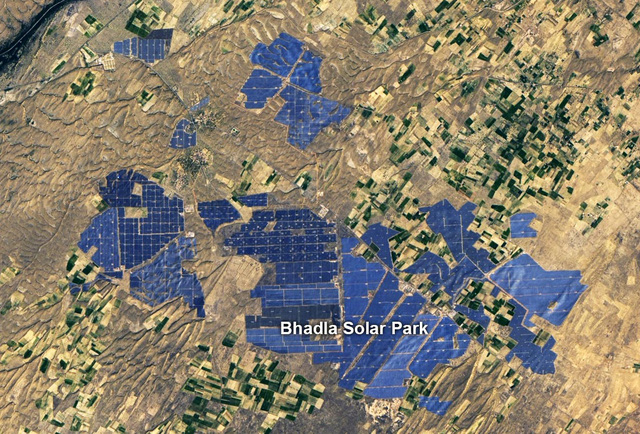 Từ độ cao 705km, vệ tinh chụp hình ảnh hàng triệu tấm pin năng lượng mặt trời phủ một góc sa mạc - Ảnh 4.