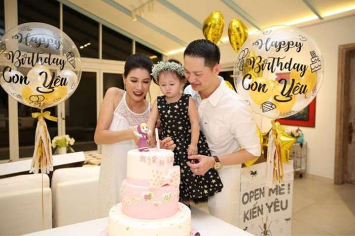 Trang Trần bức xúc: Các em ơi đừng tội con chị, bé tí tuổi đầu có xấp sổ đỏ rồi - Ảnh 1. Trang Trần bức xúc: Các em ơi đừng tội con chị, bé tí tuổi đầu có xấp sổ đỏ rồi - Ảnh 1.