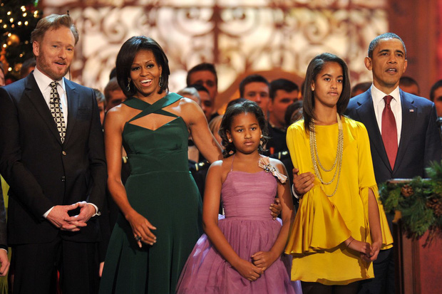2 ái nữ nhà Tổng thống Obama xuất hiện với hình ảnh nổi loạn gây sốc, không còn nhận ra nổi cặp Đệ nhất tiểu thư năm nào - Ảnh 2.