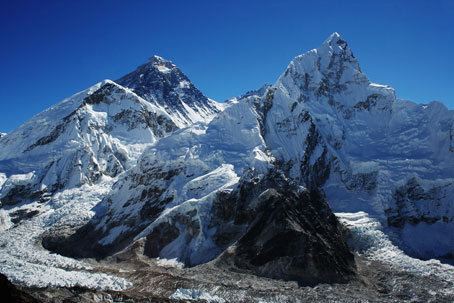 Đỉnh Everest mất đi lớp băng hình thành trong 2.000 năm trong chưa đầy 3 thập kỷ - Ảnh 2.