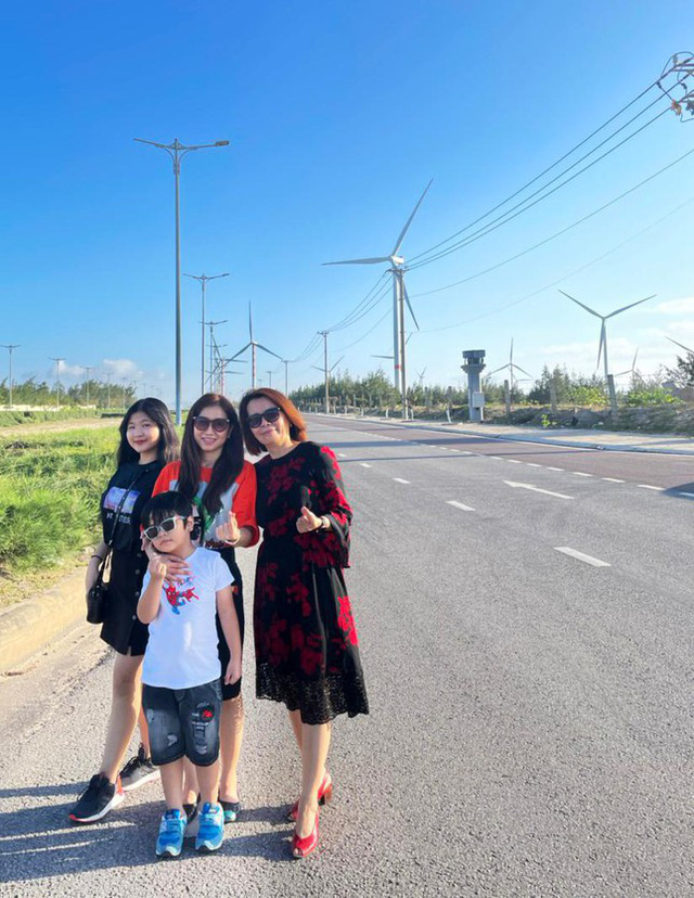  Những c&aacute;nh đồng điện gi&oacute; đẹp như tranh vẽ tr&ecirc;n rừng, dưới biển  - Ảnh 2.