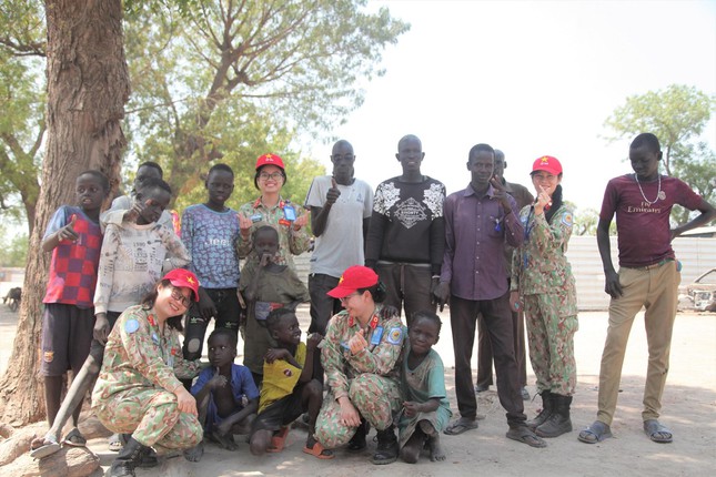 Lính mũ nồi xanh Việt Nam sưởi ấm trái tim tù nhân Nam Sudan - Ảnh 9.