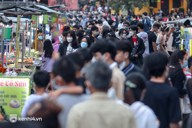 Khung cảnh trái ngược qua 2 cái Tết ở Hội An: Phố cổ đã đón hàng nghìn du khách trở lại - Ảnh 13.