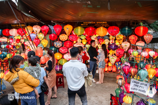 Khung cảnh trái ngược qua 2 cái Tết ở Hội An: Phố cổ đã đón hàng nghìn du khách trở lại - Ảnh 16.