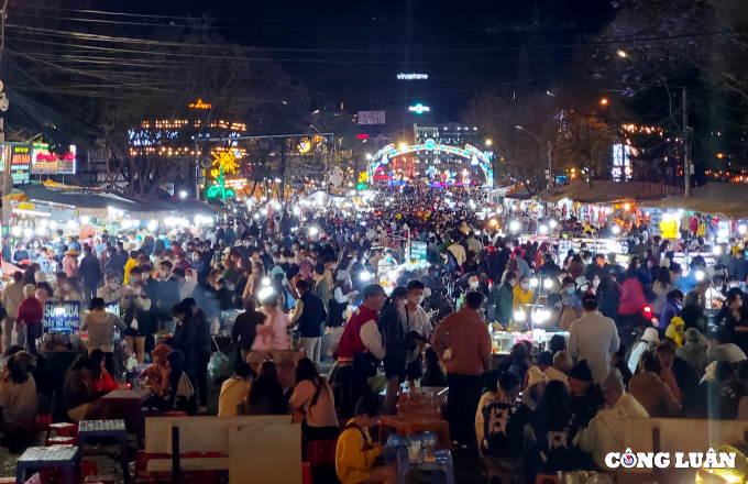 Biển người đổ về Đà Lạt, Sa Pa, chùa Tam Chúc dịp Tết: Chuyến du xuân ngộp thở - Ảnh 3.