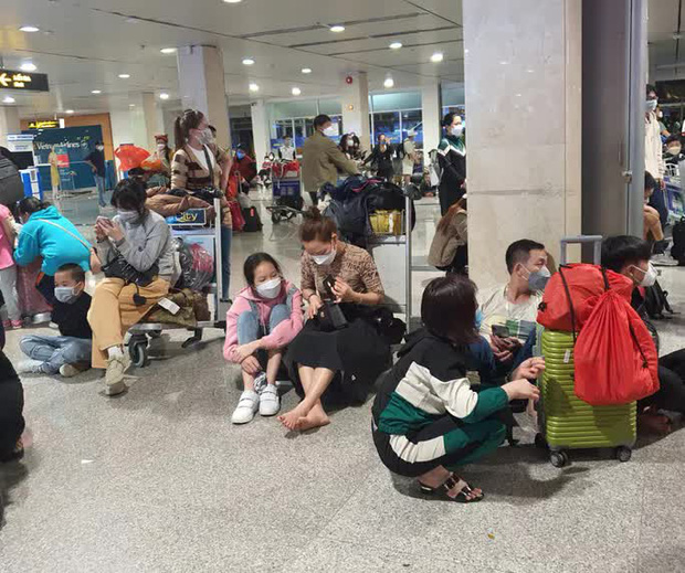 Hành khách vạ vật ở sân bay Tân Sơn Nhất rạng sáng 7/2 chờ lấy hành lý, gọi xe - Ảnh 2.