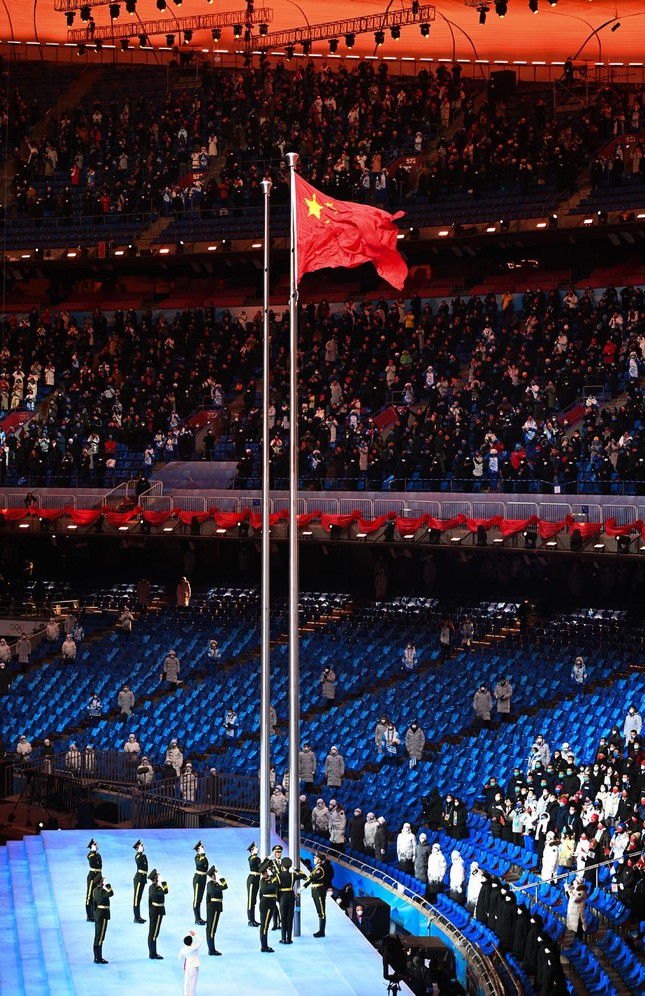  Binh sĩ Trung Quốc rơi nước mắt khi kéo quốc kỳ tại lễ khai mạc Olympic Bắc Kinh  - Ảnh 1.