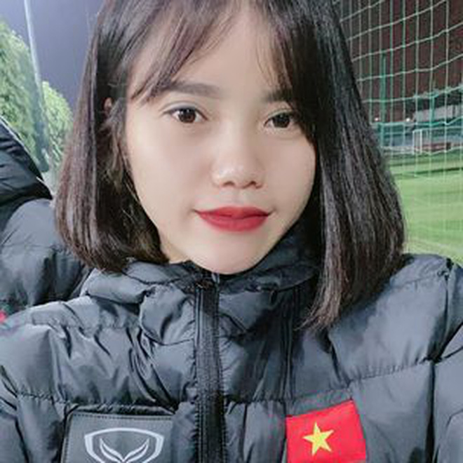 Loạt ảnh đối lập của tuyển bóng đá nữ Việt Nam: Trên sân mạnh mẽ, ngoài đời nữ tính nhìn là yêu! - Ảnh 20.