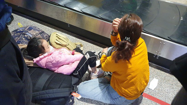 Hành khách vạ vật ở sân bay Tân Sơn Nhất rạng sáng 7/2 chờ lấy hành lý, gọi xe - Ảnh 3.