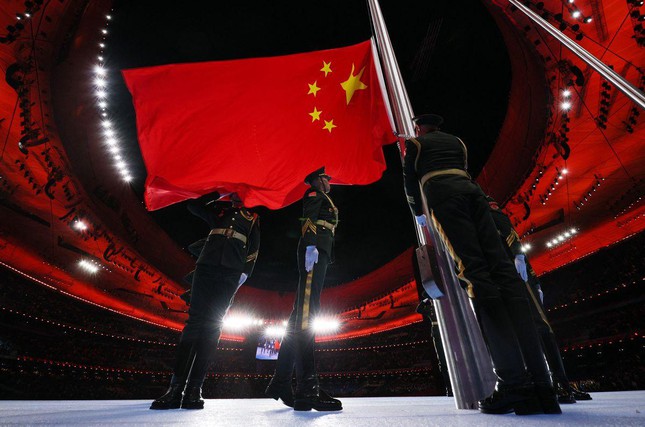  Binh sĩ Trung Quốc rơi nước mắt khi kéo quốc kỳ tại lễ khai mạc Olympic Bắc Kinh  - Ảnh 2.