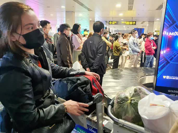 Hành khách vạ vật ở sân bay Tân Sơn Nhất rạng sáng 7/2 chờ lấy hành lý, gọi xe - Ảnh 5.