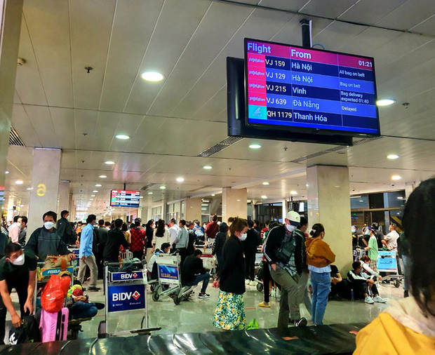 Hành khách vạ vật ở sân bay Tân Sơn Nhất rạng sáng 7/2 chờ lấy hành lý, gọi xe - Ảnh 8.