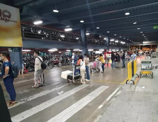 Hành khách vạ vật ở sân bay Tân Sơn Nhất rạng sáng 7/2 chờ lấy hành lý, gọi xe - Ảnh 9.