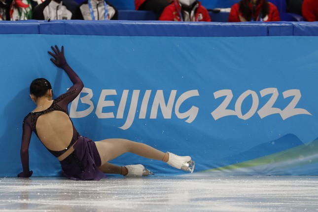 VĐV trượt băng nghệ thuật bật khóc khi bị người hâm mộ Trung Quốc ném đá - Ảnh 1.