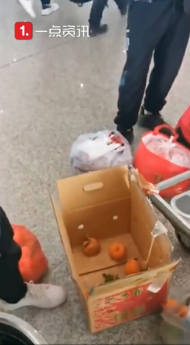 4 du khách chia nhau ăn hết 30kg cam tại sân bay vì phí hành lý quá cao mà vứt đi thì tiếc - Ảnh 2.