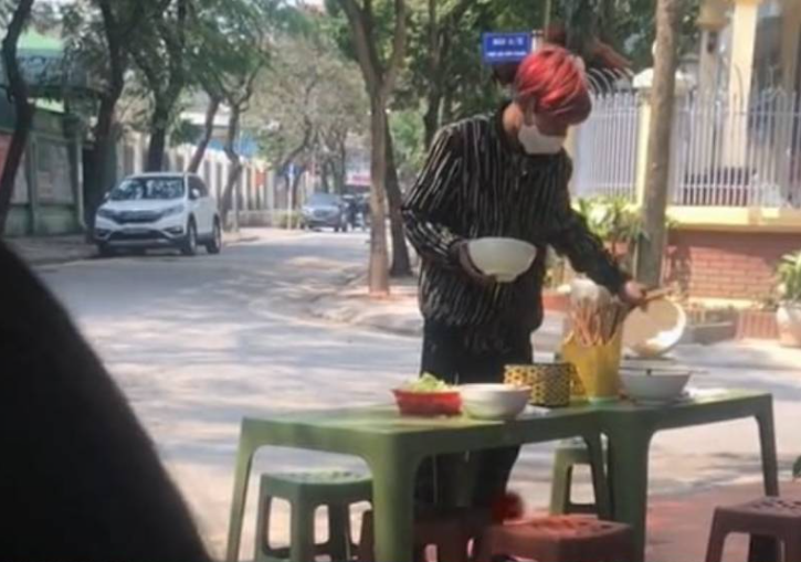 Lộ clip Thông Soái bưng bê quán bún, hé lộ gia cảnh thật: Nhà có cả dãy trọ cho thuê? - Ảnh 2. Lộ clip Thông Soái bưng bê quán bún, hé lộ gia cảnh thật: Nhà có cả dãy trọ cho thuê? - Ảnh 2.