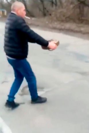 Mirror: Đứng tim khoảnh khắc một người Ukraine tay không di chuyển bom - Ảnh 1.