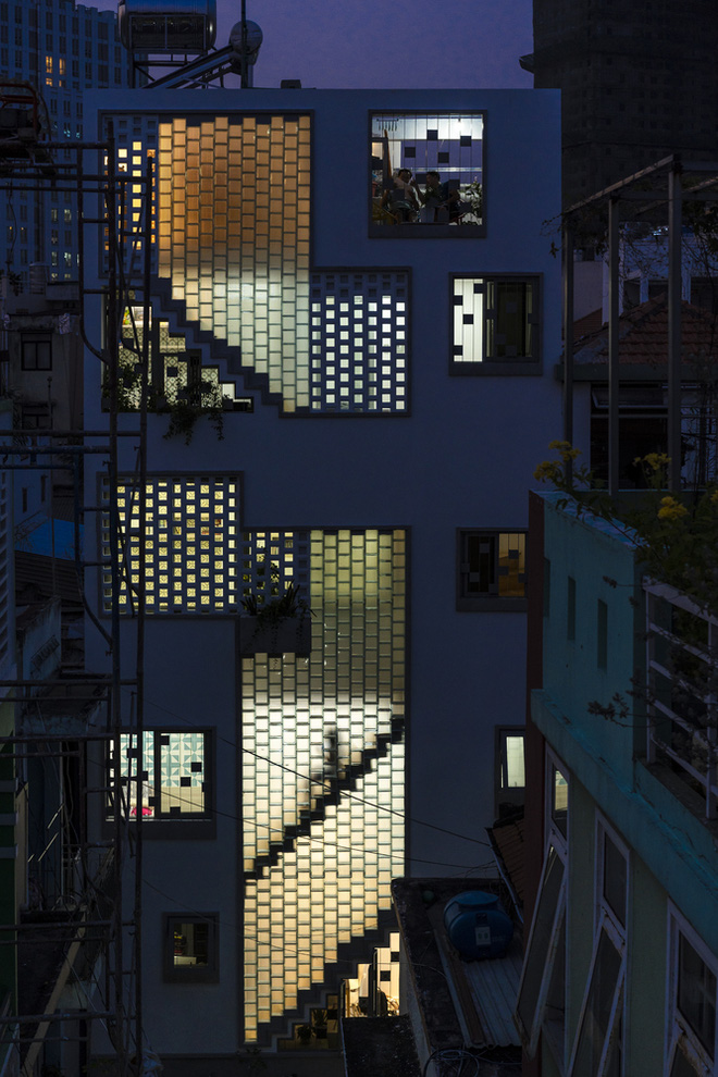 4 người ở trong ngôi nhà siêu mỏng 16,25 m² nằm cuối hẻm Bình Thạnh, Sài Gòn: Không hề bí bách hay mờ nhạt nhờ thiết kế cực độc đáo - Ảnh 5.