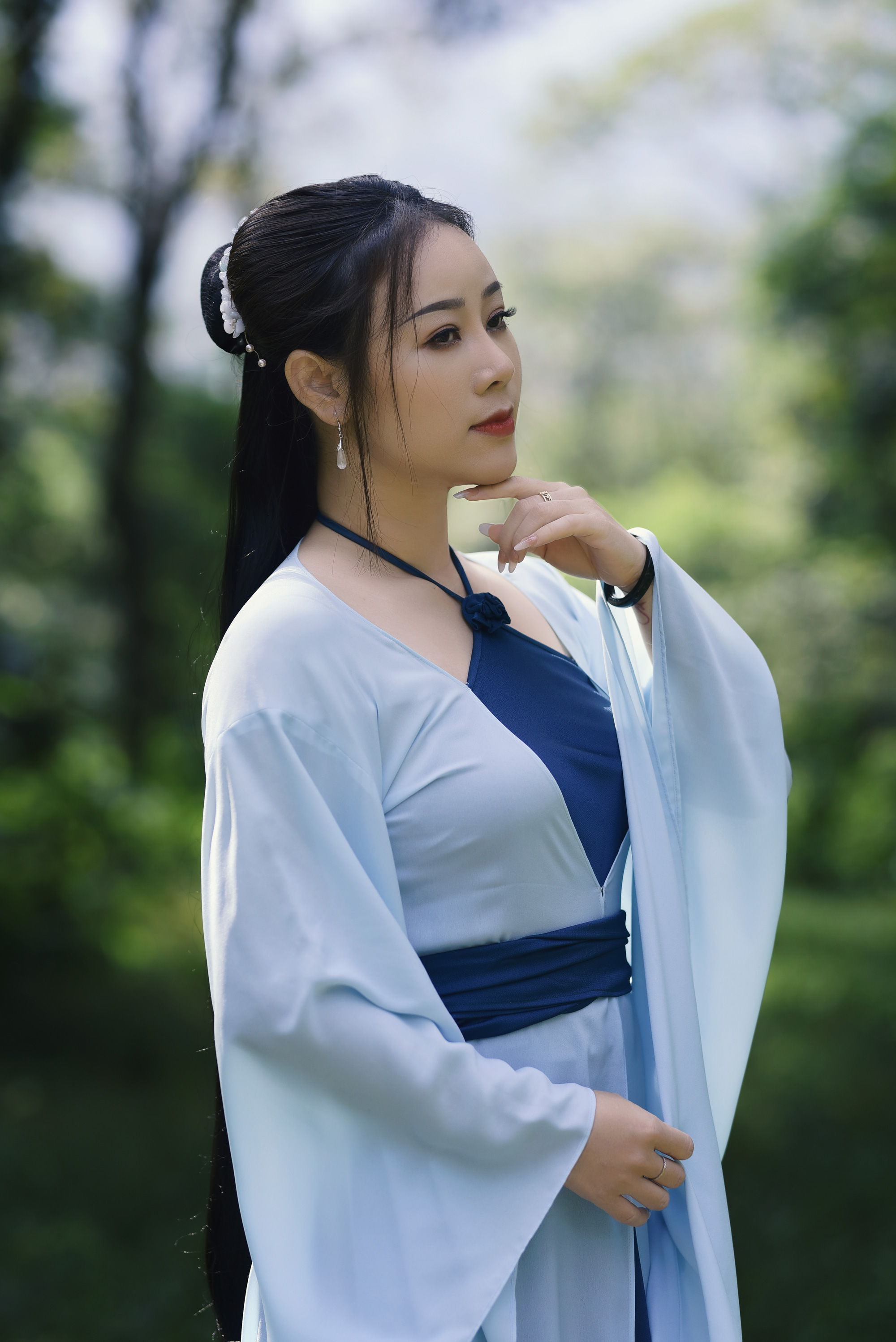 Hoa Trần tình tứ bên trai trẻ kém 18 tuổi trong MV cổ trang mới - Ảnh 1. Hoa Trần tình tứ bên trai trẻ kém 18 tuổi trong MV cổ trang mới - Ảnh 1.