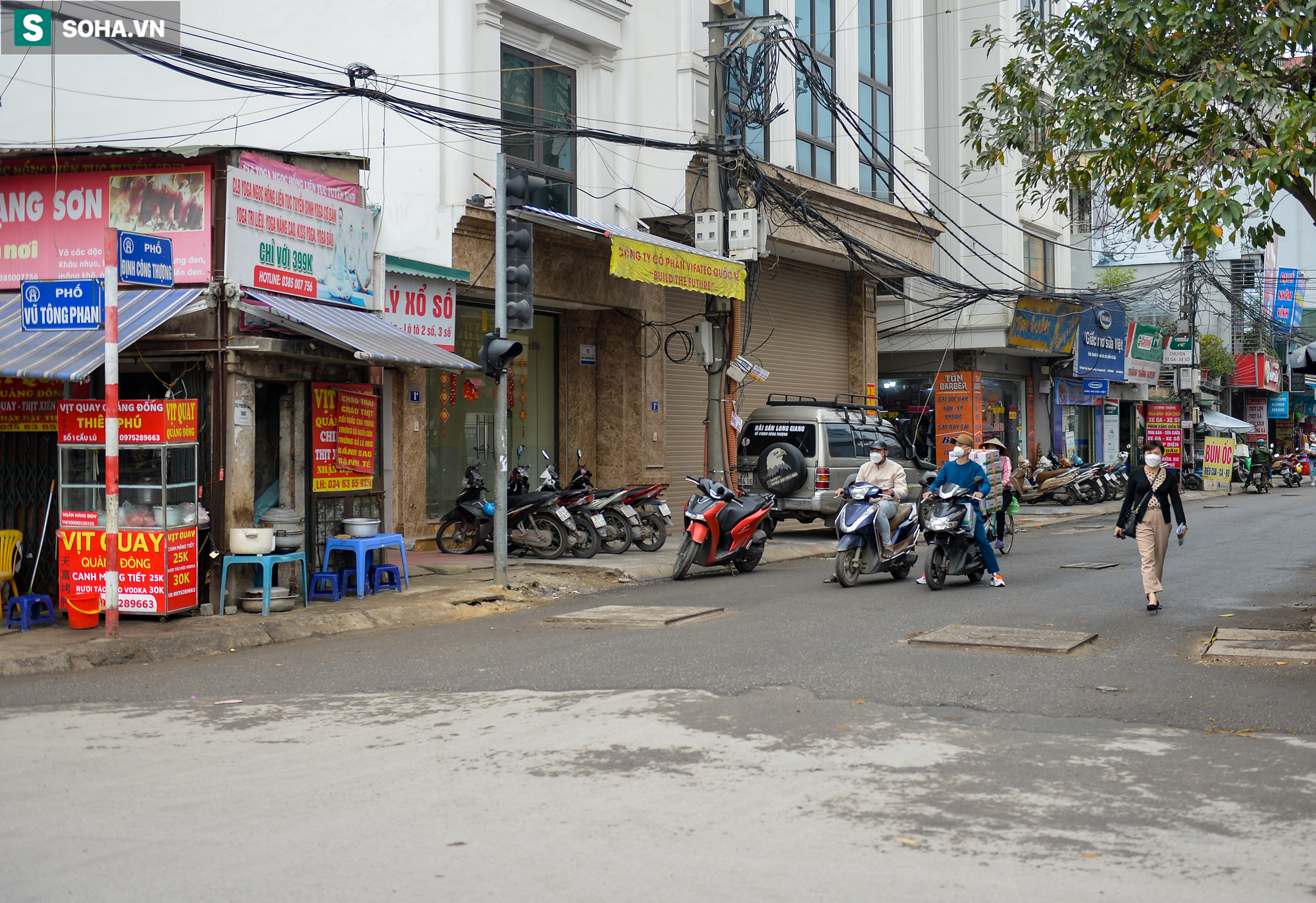 Hà Nội: Hơn trăm hố ga, hố kỹ thuật nhô khỏi mặt đường như bẫy ở đoạn phố chưa đầy 500m - Ảnh 1.