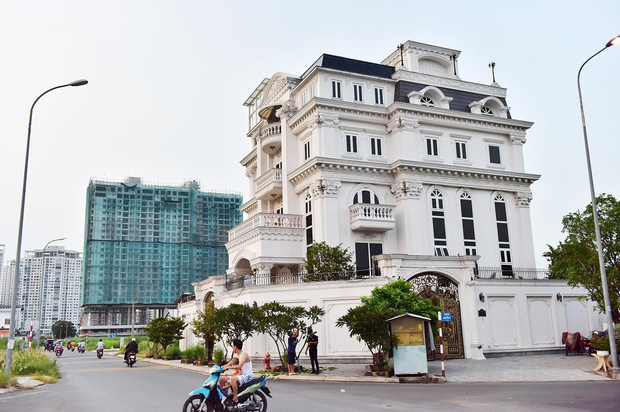  Lý Nhã Kỳ và thú vui tậu BĐS không hồi kết: Từ bạch dinh dát vàng đến resort triệu đô, thậm chí cả tòa chung cư 25 tầng cũng về tay chị đại! - Ảnh 1.