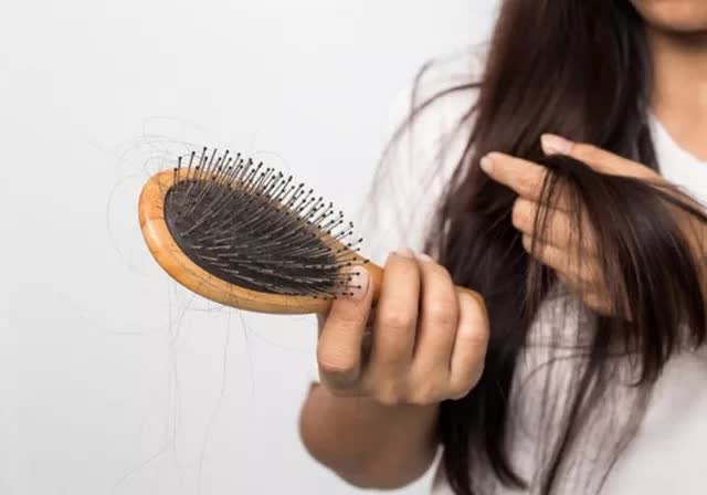 Người rụng tóc hậu COVID-19 hãy bổ sung 10 thực phẩm kích thích tóc mọc nhanh - Ảnh 1.